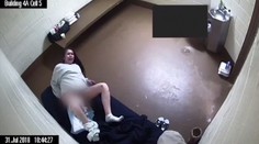Žena porodila přímo ve své cele! Nikdo jí v nejtěžší chvíli nepomohl