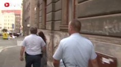Nahá žena přišla do baru na cigaretu. Máme video