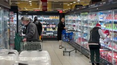 Nákupy na poslední chvíli: Na Štědrý den vyrazily do obchodů tisíce lidí