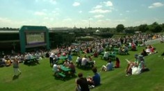 VIDEO: Federer odvrátil blamáž, Berdych byl suverénní