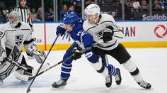 Kämpf skóroval a Toronto rozstřílelo Kings. Hronek a Kubalík bez bodů