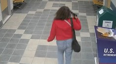 Žena vešla do policejní stanice s pistolí u hlavy. Pak začala střílet