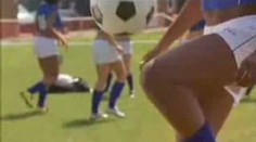 Sexy fotbalistky hrají v mini dresech. Video