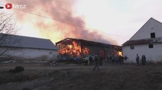 VIDEO: Obří seník zničily plameny