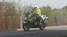 Kolegové odhalili policistu, který vezl na motorce dítě! Čeká ho trest