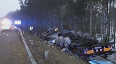 Nehody kamionů na Vysočině: Jeden převážel kukuřici, druhý chemikálie