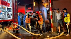 Při požáru bytového domu v centru Hanoje zemřelo 14 lidí
