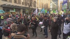 Na summitu o klimatu se demonstruje. Došlo i na střety s policií