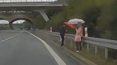 VIDEO: Ženy riskovaly život, aby si zkrátily cestu. Místo přechodu zvolily dálnici