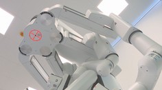 V pražské nemocnici operuje robot. Bez asistence lékařů se ale neobejde