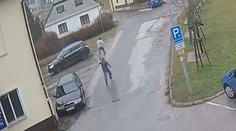 Žena pronásledovala zloděje, který kradl. Nakonec získala jeho lup