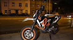 Motocyklista srazil v Praze chodce, muž nehodu nepřežil