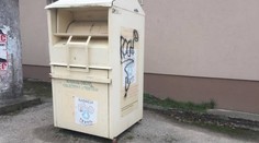 Chudý mladík (†21) lovil oblečení v kontejneru. Ten mu zlomil vaz