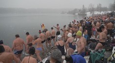 Nový ledový rekord. Do jezera Barbora u Teplic se najednou ponořilo 826 otužilců