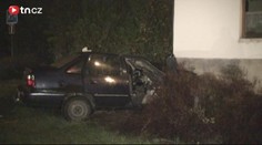 OPILÝ mladík nevybral v Praze zatáčku. Auto ROZBIL o dům