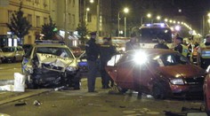Šestnáctiletý mladík ve fabii smetl při honičce v Praze policejní vůz