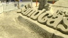 VIDEO: Obří sochy z písku na americké pláži