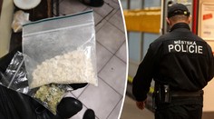 Muž kopal do sanitky a sprostě nadával, strážníci u něj našli drogy