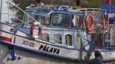 Loďaři vytahovali z novomlýnské nádrže 19tunovou loď