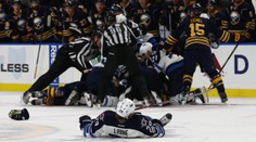 Servalo se to jak v Čechově! Hit na hvězdu NHL i bitka v závěru VIDEO