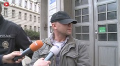 Šílenec střílel u Prahy samopalem na rodinný dům!