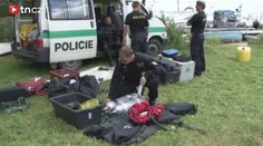 V Praze našli ve Vltavě mrtvolu, na zahradě lidskou lebku