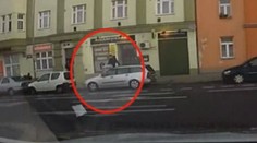 Grázl skákal po autech před kamerou strážníků. VIDEO