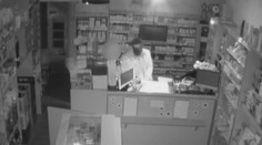 Muž v trafice ukradl cigarety a pokladnu, zachytily ho bezpečnostní kamery