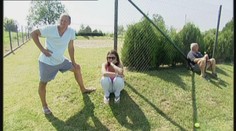 VIDEO: Slovákovi běhají po zahradě profi tenistky. Má doma malý Wimbledon