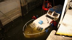 Na Baťově kanále se potopila loď, na palubě byly i tři děti