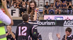Vezmeš si mě? ANO! Požádal ji o ruku přímo na hřišti