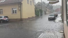 Českem se prohnaly silné bouřky. Auto za jízdy poškodil blesk