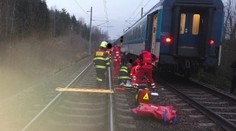 Smutný konec podivné nehody: Muž, který vypadl z vlaku, zemřel