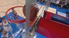 Bizarní basketbalový večer v Dallasu. Míč se zasekl na obroučce a v hale pršelo