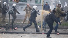 V Bruselu vyšly při jednání EU do ulic tisíce lidí. Musela zasáhnout policie