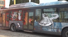 Na oknech autobusů MHD v Jihlavě už nebude reklama. Cestujícím to vadilo