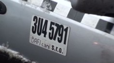 Policisté kontrolují na letišti taxikáře. Rozdávají pokuty