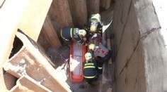 Opilý dělník se polámal při pádu do šestimetrového výkopu