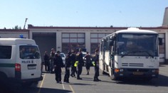 Kamion na D5 byl plný uprchlíků. Policie je vyhmátla! VIDEO