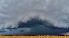 Krupobití i gigantický mrak. U Prahy řádilo bláznivé počasí. FOTO
