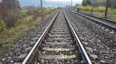 Dívky se držely za ruce a šly v mlze po kolejích, přejel je vlak