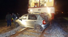Motorák vláčel auto 50 metrů. Řidičku vyprostili mrtvou