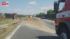 Dálnici D11 zatarasil kamion. Za jízdy mu praskla pneumatika