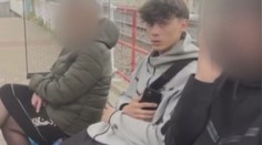 Vše začalo pistolí u hlavy. Policie po útocích hledá další čtyři chlapce z videí