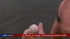 V mrazivé Vltavě se koupal i čtyřiadevadesátiletý stařík!