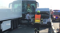 Na D5 se srazil autobus, kamion a dodávka. Dálnice stála hodiny