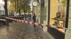 Lupiči přepadli luxusní obchod v Praze. Jsou na útěku a mají zbraň
