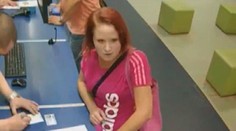 Policie hledá růžovou podvodnici! Video zachytilo její zločin