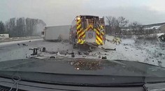 VIDEO: Hasiči zasahovali u nehody. Smetl je projíždějící náklaďák
