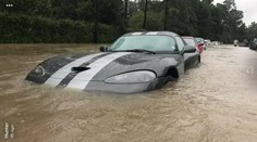 Záplavy v Houstonu mají oběti i mezi sportovními auty